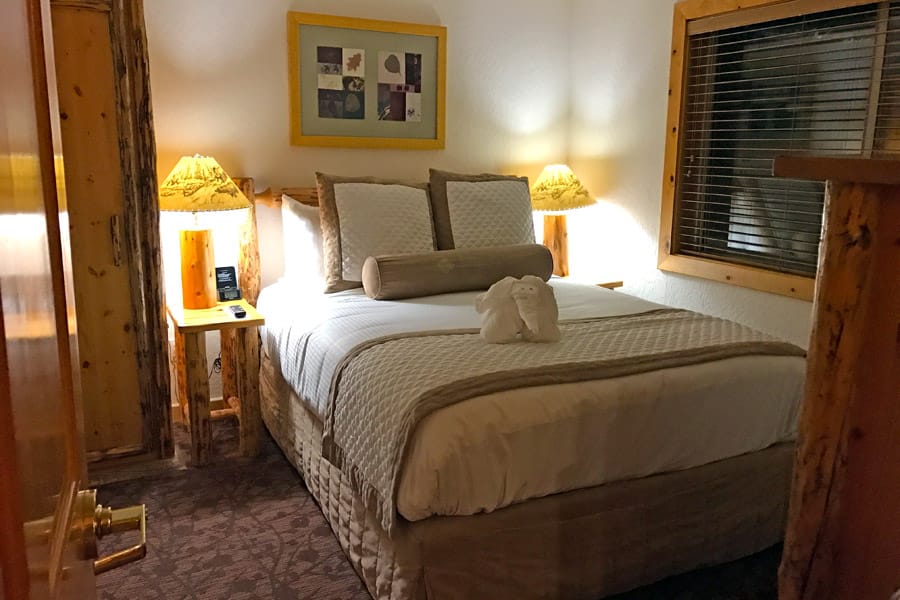 red-wolf-lodge-squaw-02 Cookies & Clogs | Red Wolf Lodge at Squaw Valley is in the heart of Olympic Valley, CA in Lake Tahoe. Walk two minutes in one direction for skiing and snowboarding and two minutes in another to get to the Village shopping center. Perfect hotel for families. See the video room tour and listed amenities. Bedroom