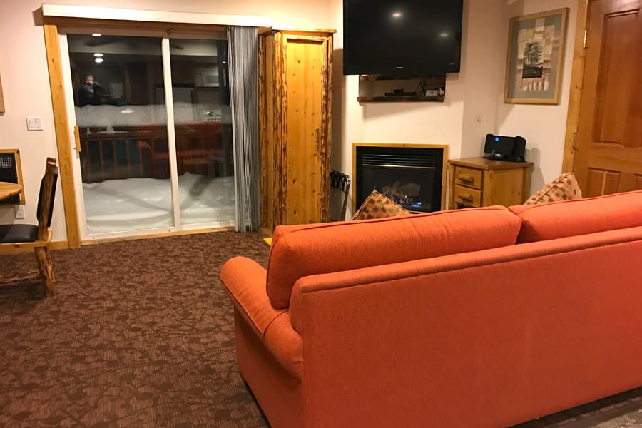 red-wolf-lodge-squaw-03 Cookies & Clogs | Red Wolf Lodge at Squaw Valley is in the heart of Olympic Valley, CA in Lake Tahoe. Walk two minutes in one direction for skiing and snowboarding and two minutes in another to get to the Village shopping center. Perfect hotel for families. See the video room tour and listed amenities. Living room