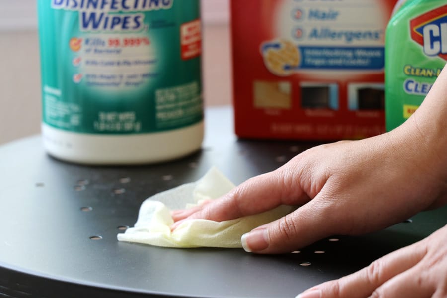 Cookies & Clogs | The change of seasons means it's time for spring cleaning our bedroom was in major need for some help so maybe these cleaning and decluttering tips will help.