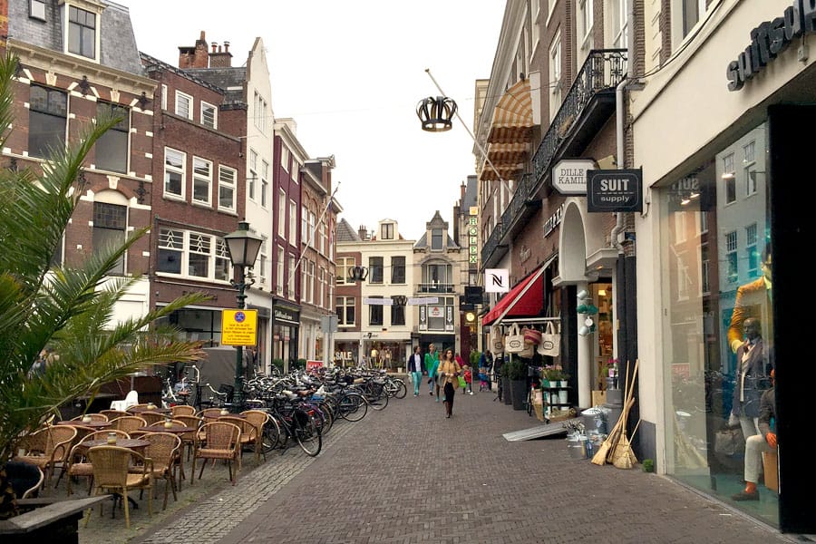 Cookies & Clogs | Potty training is already a challenge but, when you have to do it in a foreign country, it's even harder. See how doing errands in the Netherlands / Holland lead to countless accidents with my then toddler. Den Haag centrum / The Hague city center