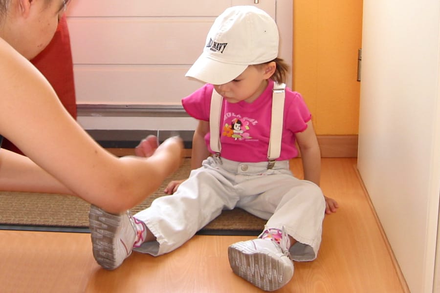 Cookies & Clogs | Potty training is already a challenge but, when you have to do it in a foreign country, it's even harder. See how doing errands in the Netherlands / Holland lead to countless accidents with my then toddler.