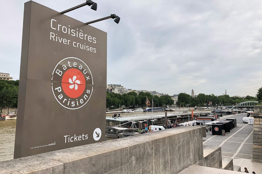 Best Paris boat tour tips for sightseeing cruise on the Seine River in Paris, France. Bateaux Parisiens
