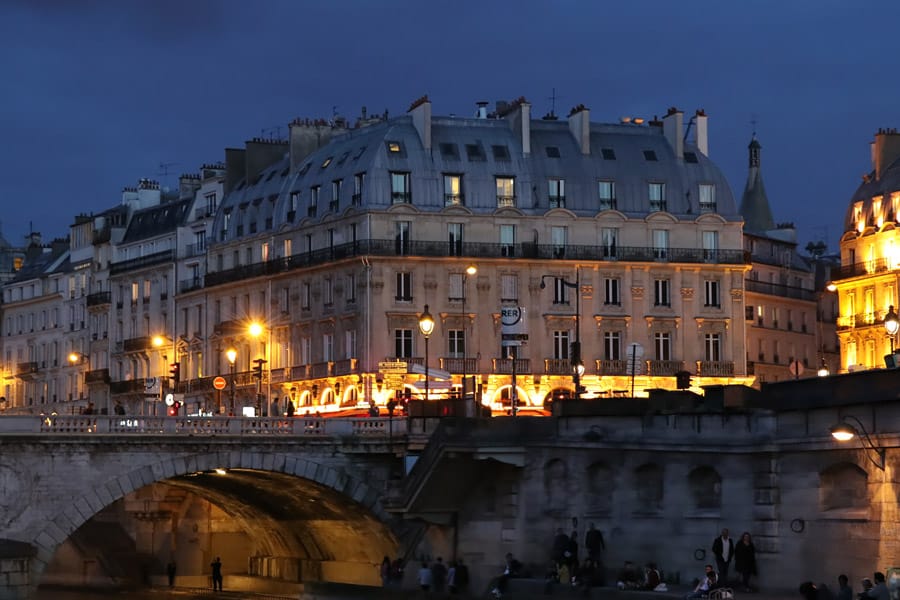 Best Paris boat tour tips for sightseeing cruise on the seine in Paris, France.