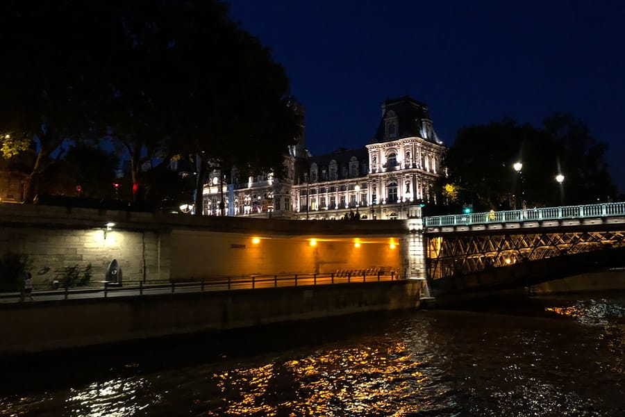 Best Paris boat tour tips for sightseeing cruise on the seine in Paris, France.