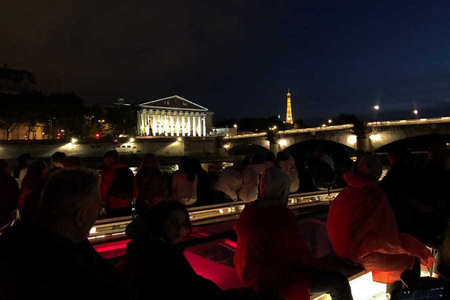 Best Paris boat tour tips for sightseeing cruise on the seine in Paris, France.