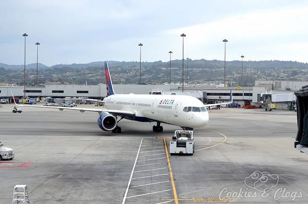 5 travel tips on how I protect my ID while traveling – Plane on runway #LifeLockSafety