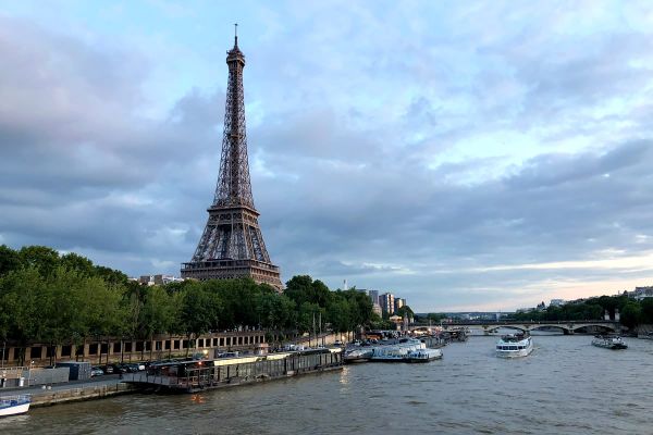 Best Paris boat tour tips for sightseeing cruise on the seine in Paris, France at sunset