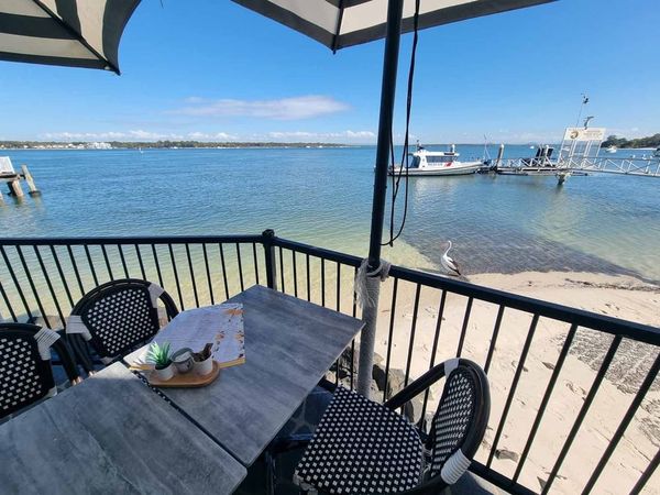 Cafes and Restaurants with a view around Sandstone Point & Bribie Island