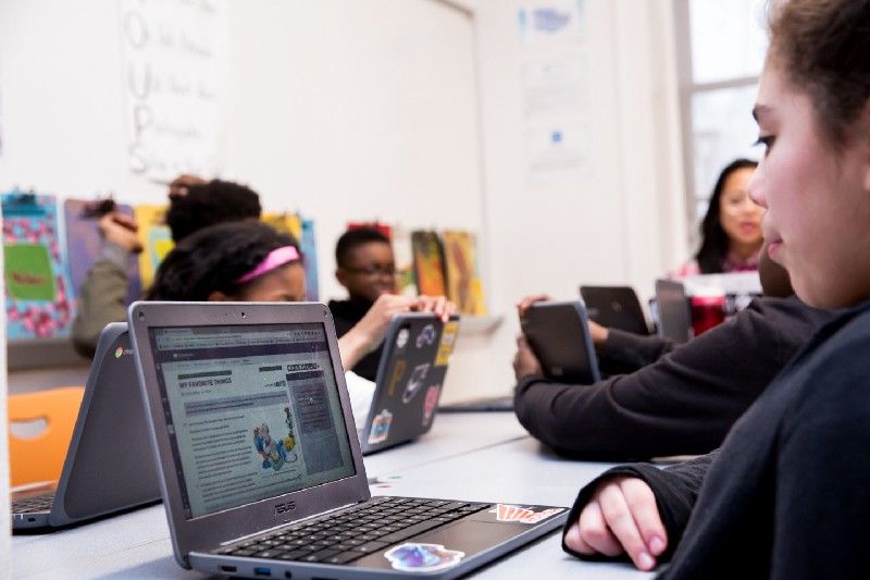 Student looks at a CommonLit reading lesson on her laptop. 