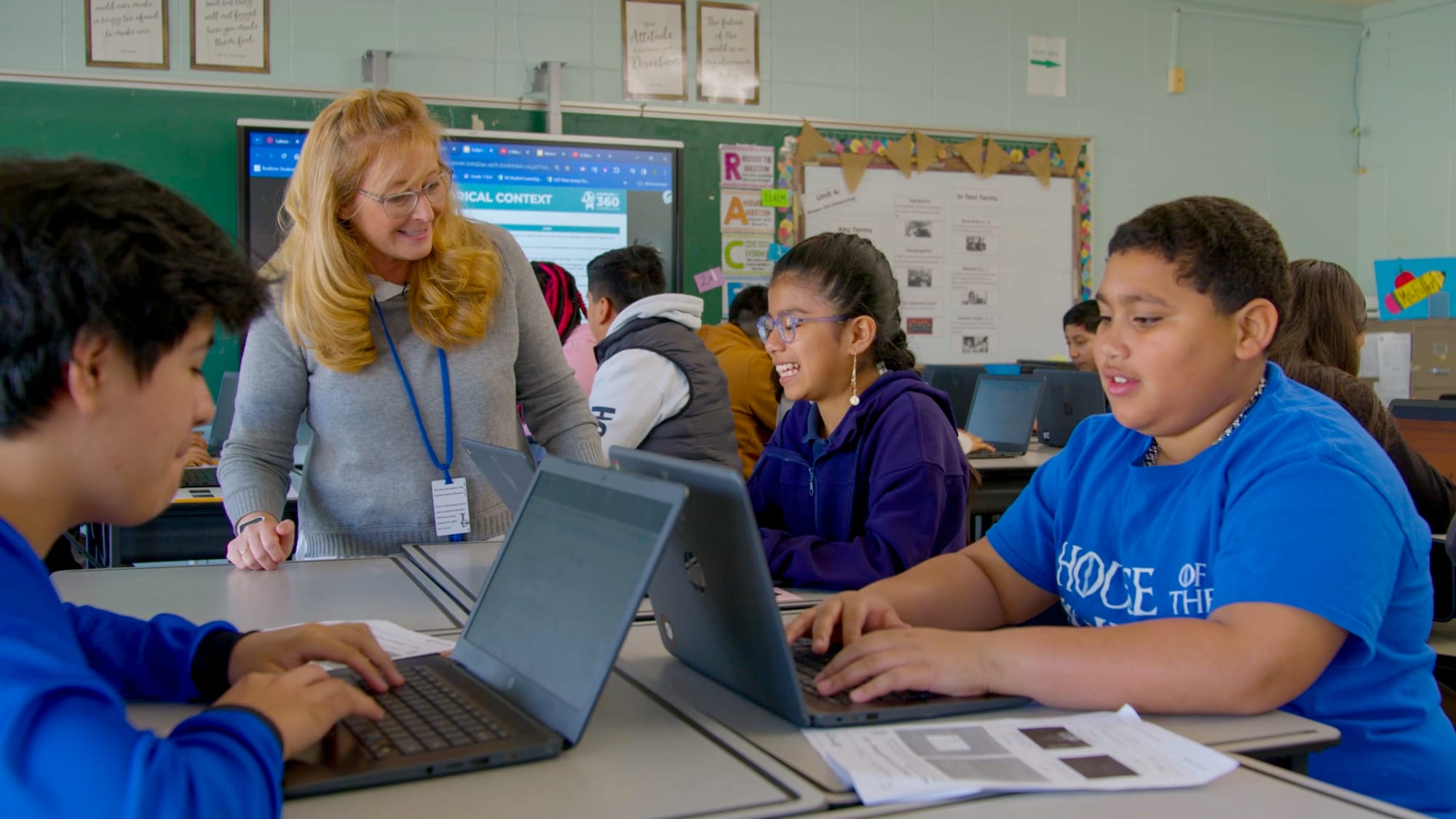 Jennifer Fuller collaborates with her 7th grade ELA students during a CommonLit 360 lesson.