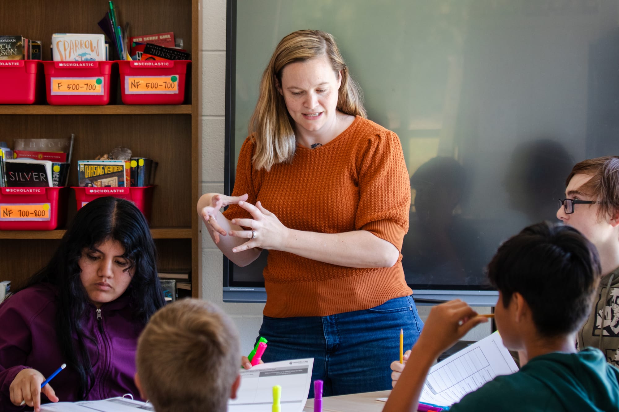 A CommonLit 360 teacher instructing her students.