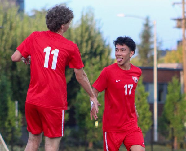 Lincoln boys soccer opens season with 7-0 blanking of Hood River Valley