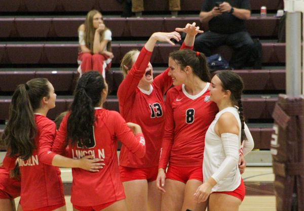 Lincoln girls volleyball powered by senior core that's ready for more