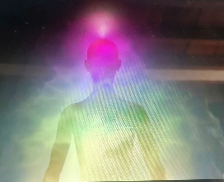 Le corps et le champ d'énergie invisible