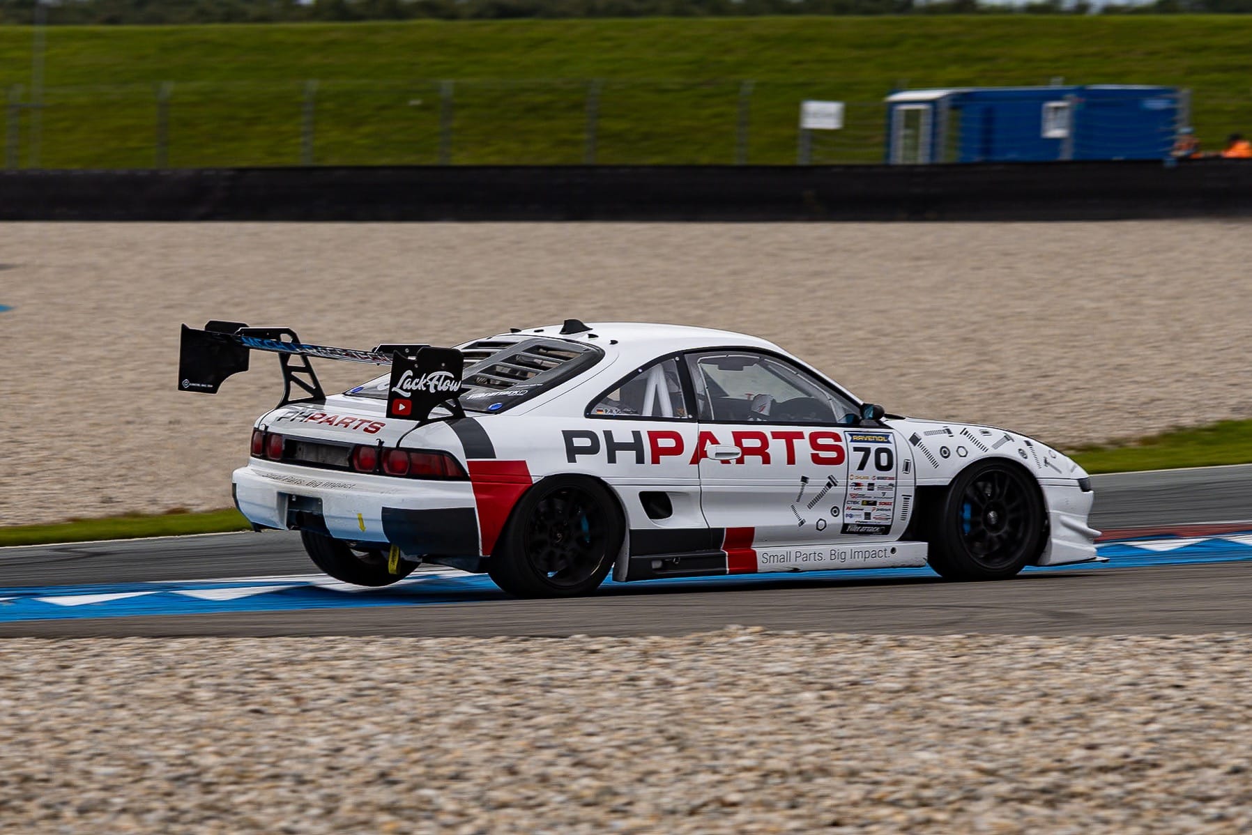 Patrick-Richard Schmechels Toyota MR2 mit der Nummer 70 auf den Curbs von Assen.