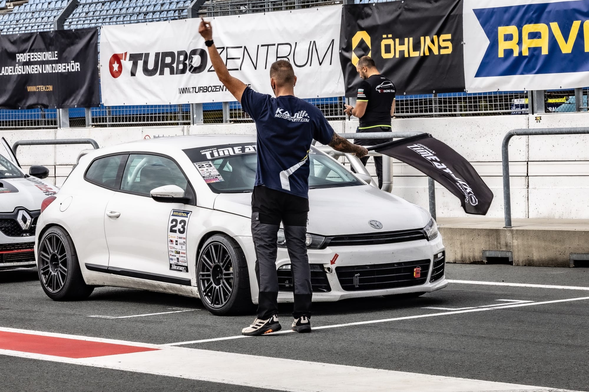 Vor der nächsten Ausfahrt: der VW Scirocco BTS mit der Nummer 23 von Nico Seifried.