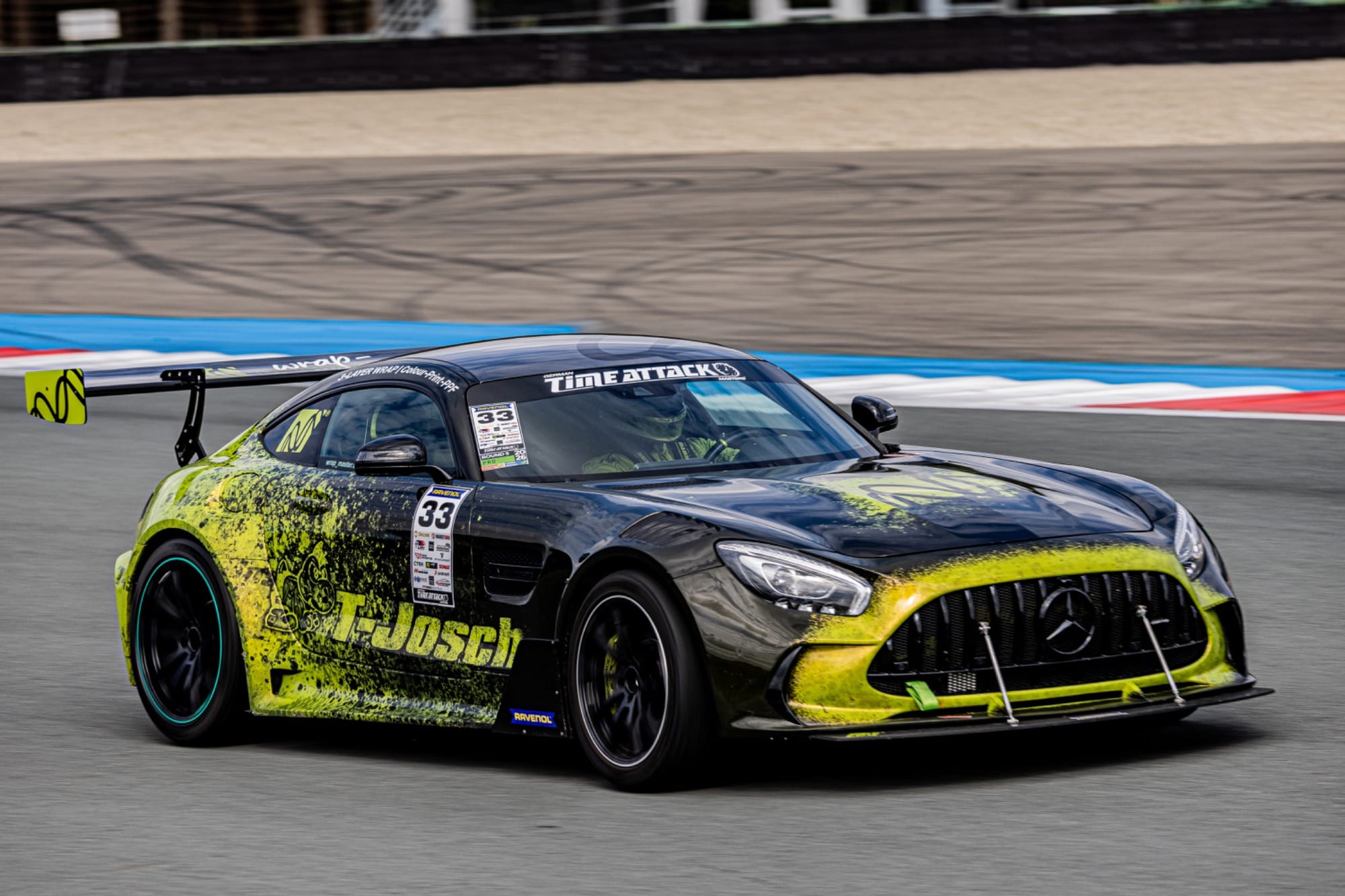 Die Nummer 33 auf der Strecke: ein Mercedes-AMG im schwarz-gelben Design.