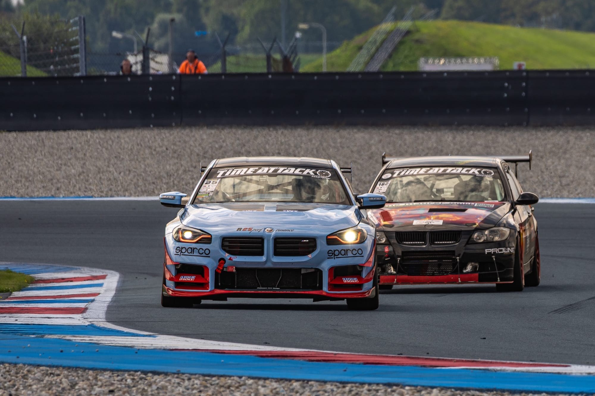 Ronne Kersts BMW M2 G87 mit der Nummer 25, dahinter der BMW mit der Nummer 162.