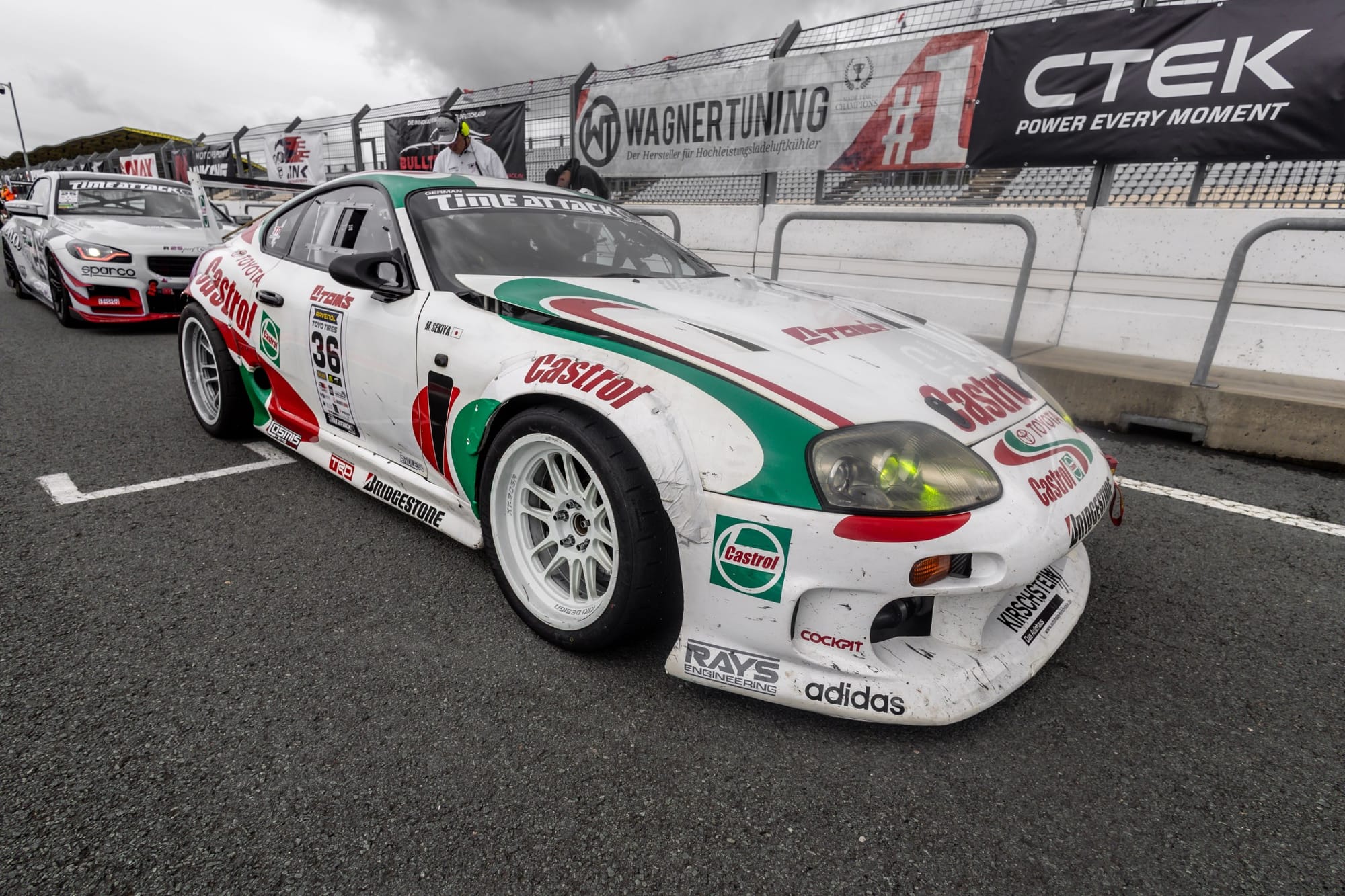 Toyota Supra im Castrol-Design in der Boxengasse. Dahinter wartet die Nummer 25.