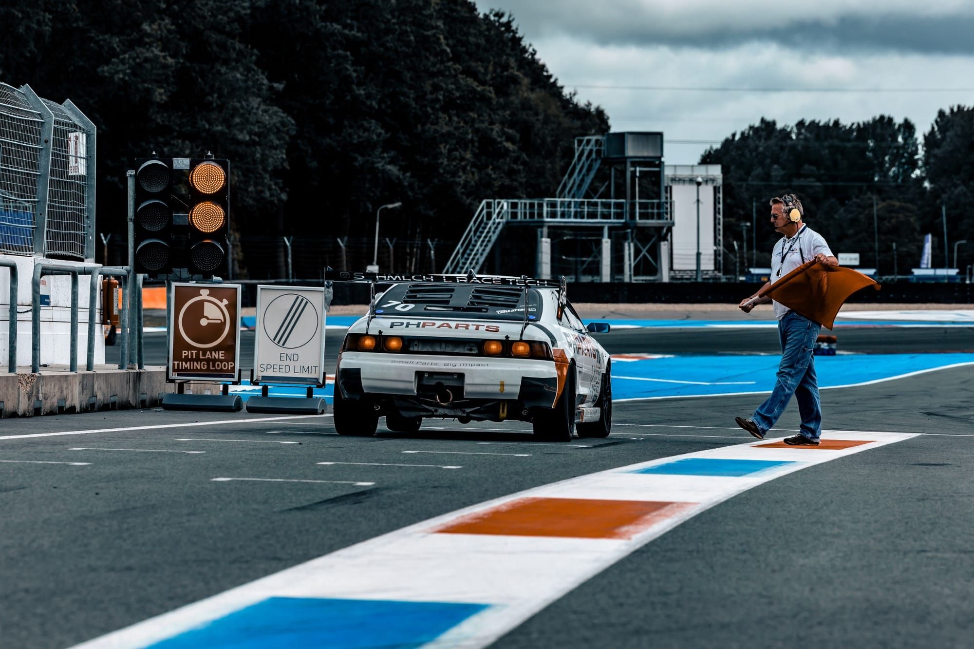 Toyota MR2 mit Startnummer 70 an der Boxenausfahrt – der nächste Versuch gegen die Uhr beginnt.