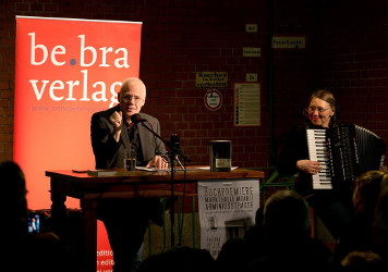 v.l.n.r. Autor Bernd Mannhardt, Musikerin Petra Schnier – Bild: UMA