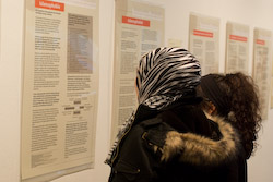 Besucherinnen bei der Ausstellungseröffnung (Foto: Jürgen Schwnzel)