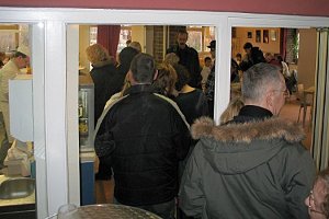Schlange stehen bei der Essensausgabe