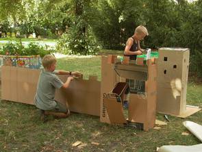 Aktive Kinder im Schulgarten