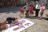 Rathenower Straße 23: Hausverkauf mit Mann, Frau, Maus