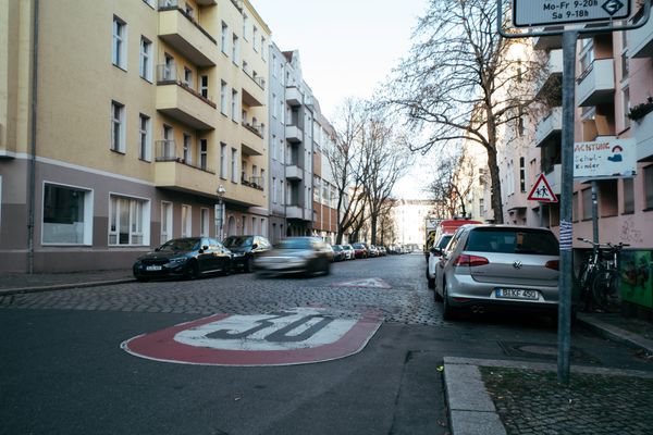 Der laute Schleichweg in der Zinzendorfstraße