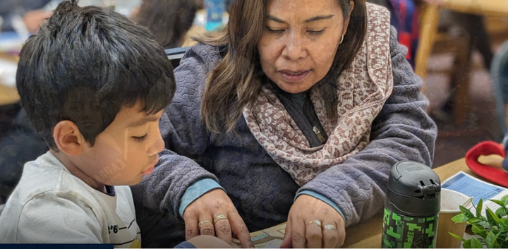 Foto: una maestra ensena un estudiante en la Escuela Primaria Haugan.