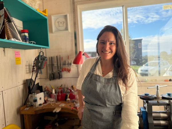 Crear desde el sur con intención: moldear lo invisible y pulir lo esencial.