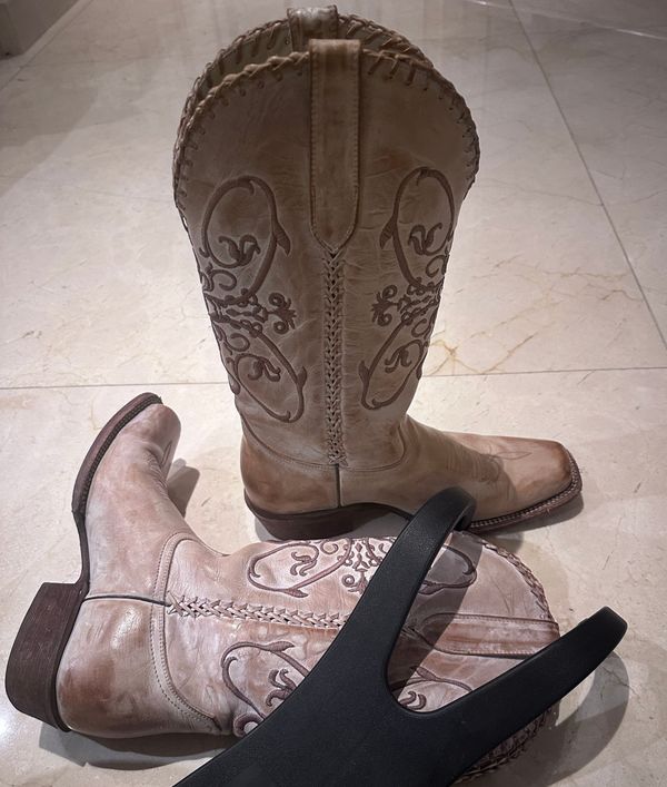 Nachdenklicher Fluggast – Symbol für den Kampf gegen Autoritätsmissbrauch und die Suche nach innerer Stärke