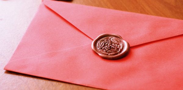 Frau schreibt Brief an sich selbst vor Spiegel – Symbolbild für Selbstreflexion und innere Klarheit