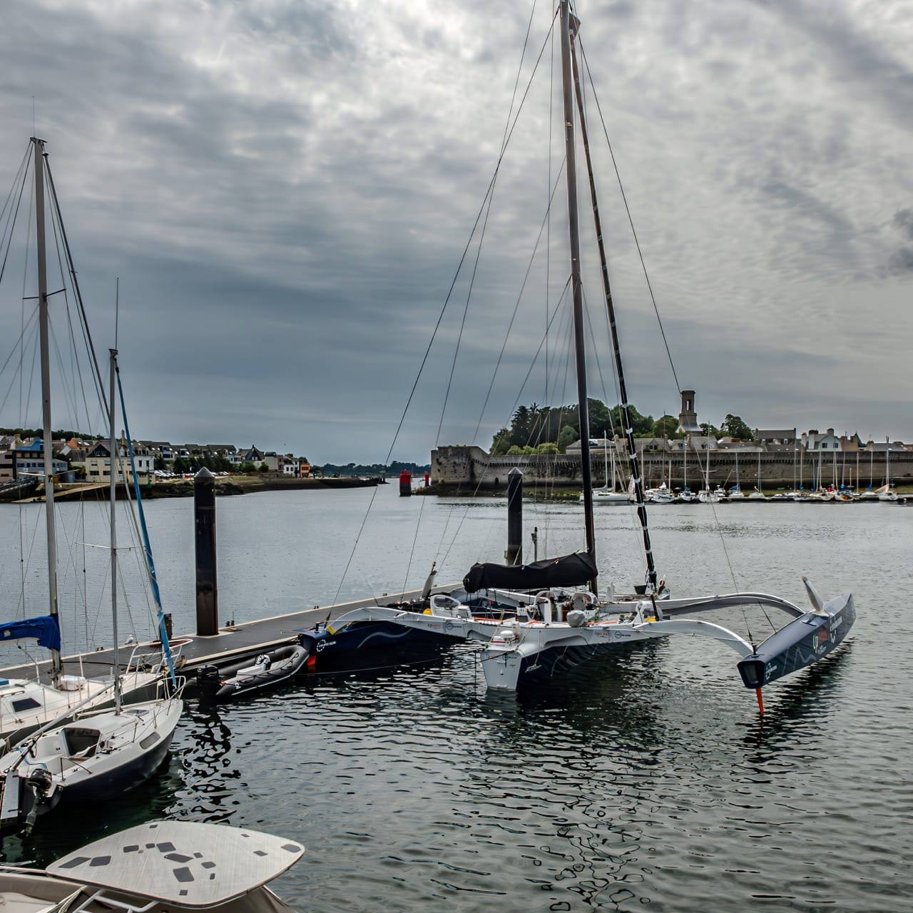 Le port de Concarneau, voilier catamaran high-tech tech, Fujifilm X30