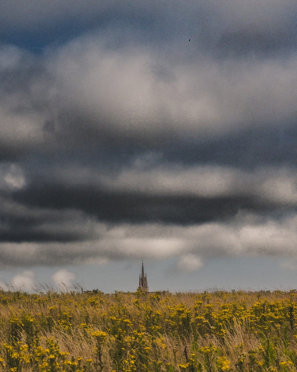 Tronoën : La petite église dans la prairie
