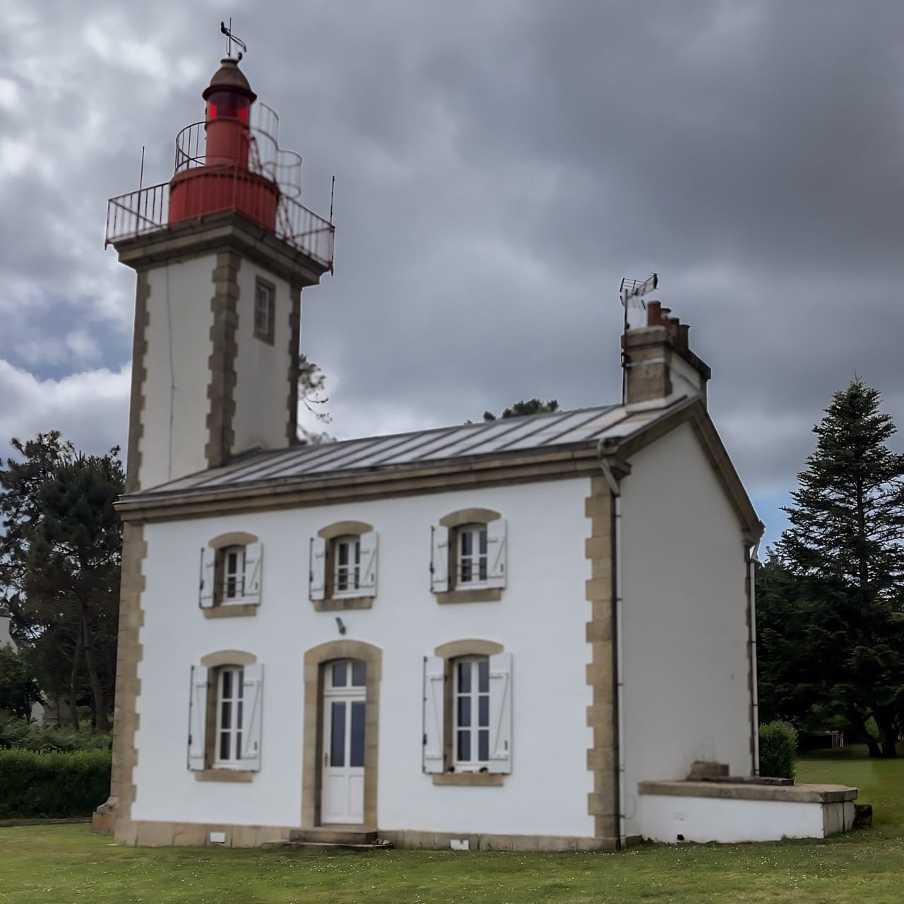 Phare de Sainte-Marine (1885), feu blanc et rouge de 15 mètres guidant l'entrée de l'Odet
