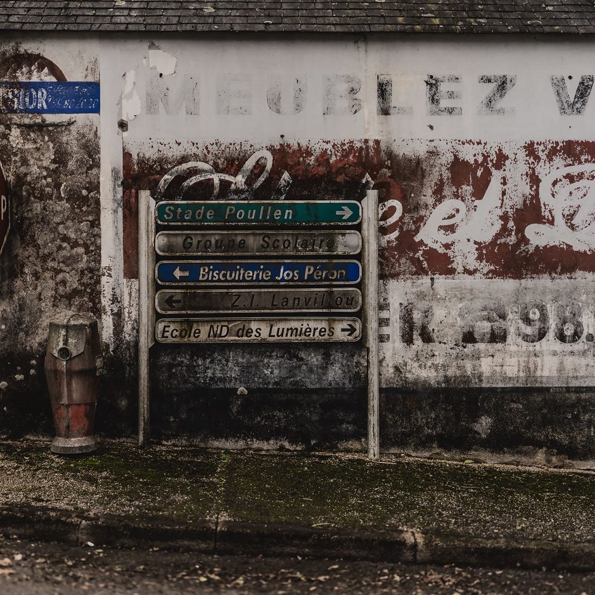 Scene urbaine à Coray, Finistère. Photographie réalisée à l'aide d'un Ricoh GR3X