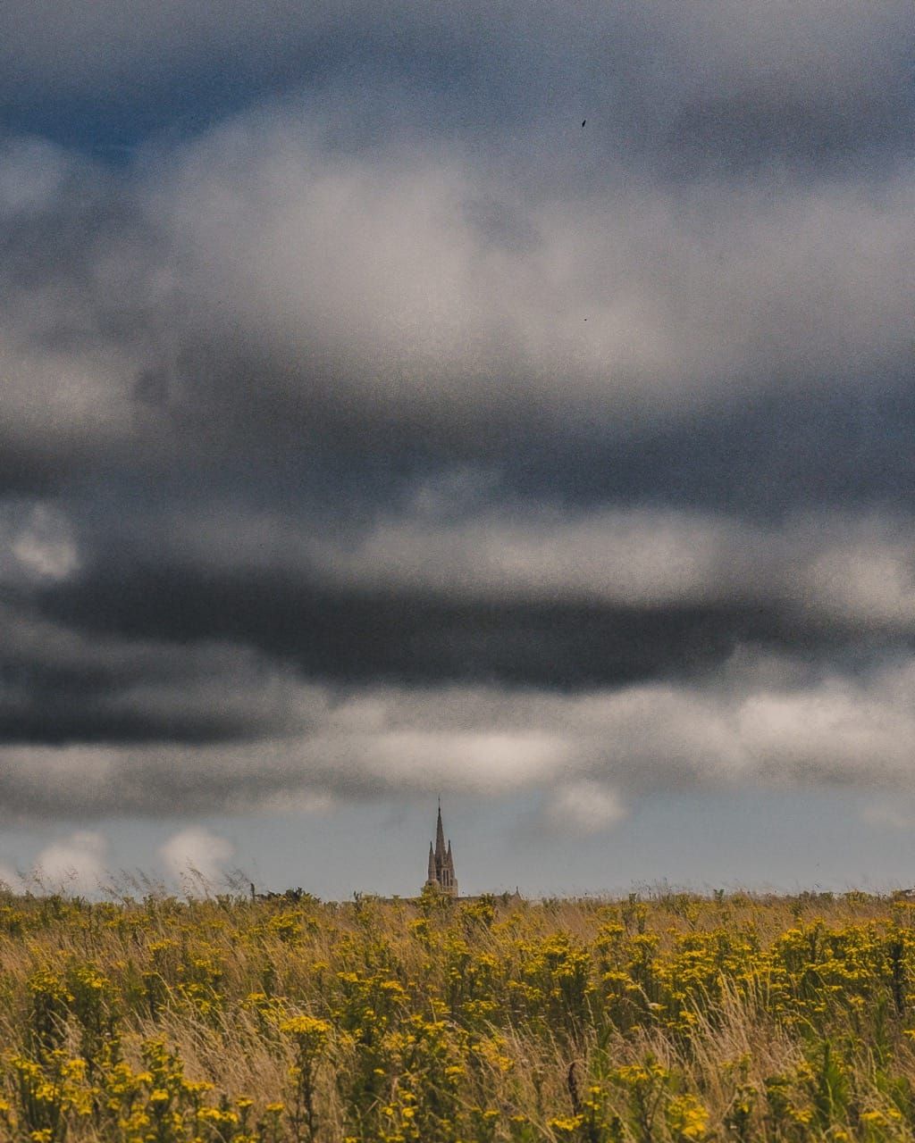 Paysage de Tronoen, Finistère. Vue sur l'église. Photo prise avec un Fujifilm X30. 