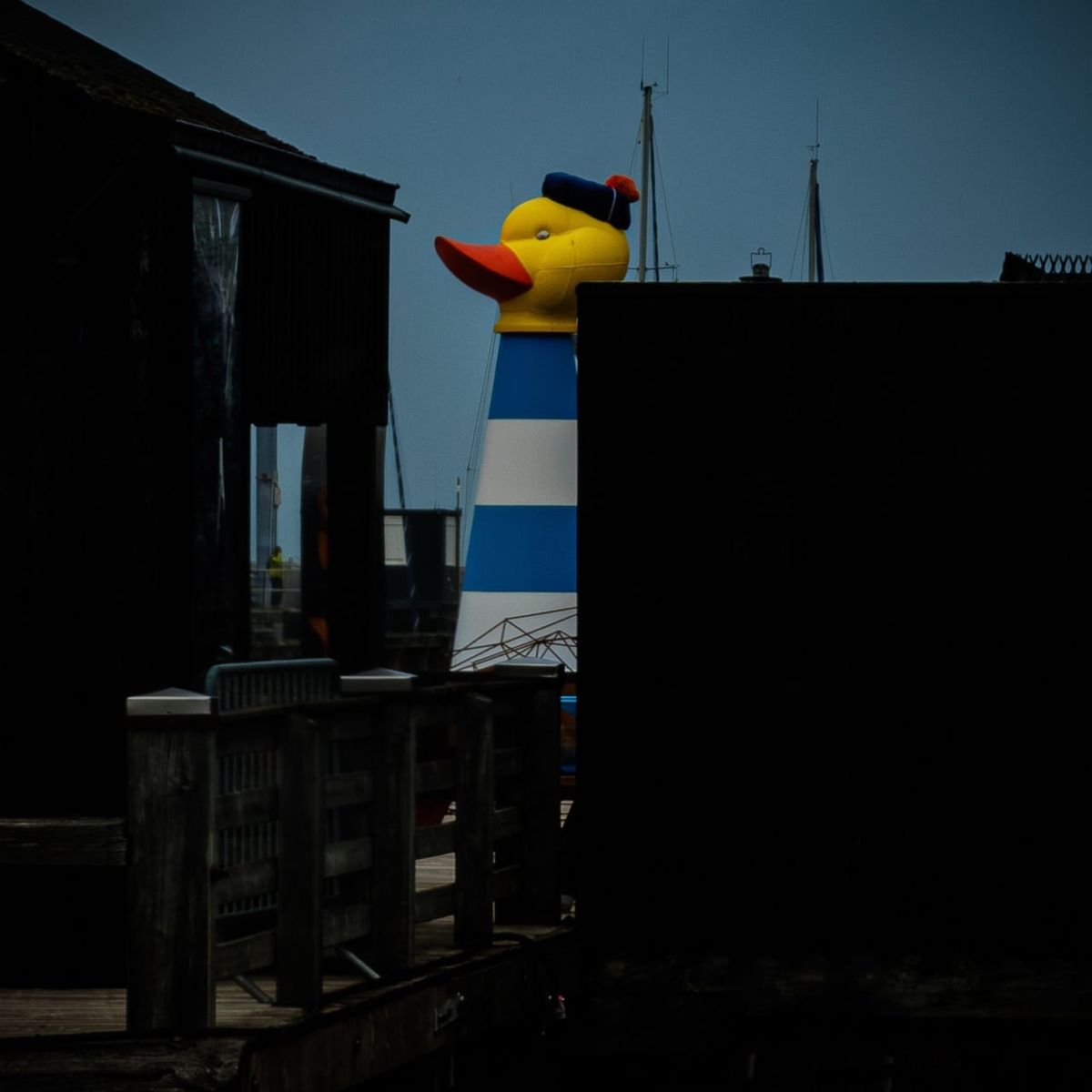 Canard géant jaune à béret surplombant les hangars du Port-Rhu à Douarnenez, Finistère