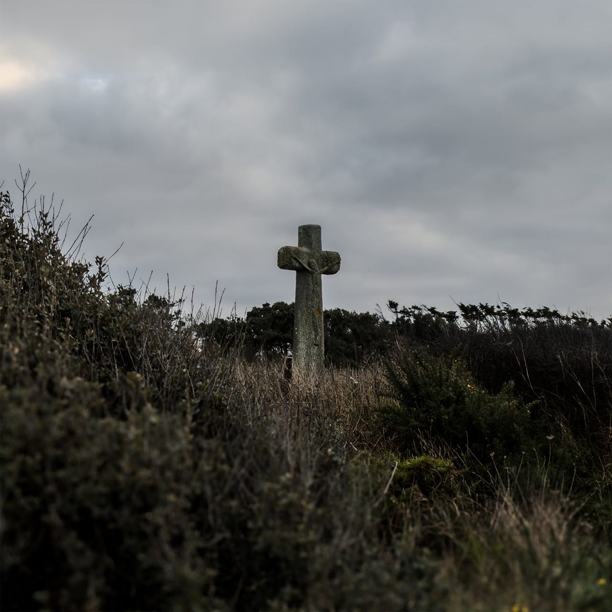 Croix de granit solitaire sur la falaise de Roz Tréfeuntec, face à la baie de Douarnenez