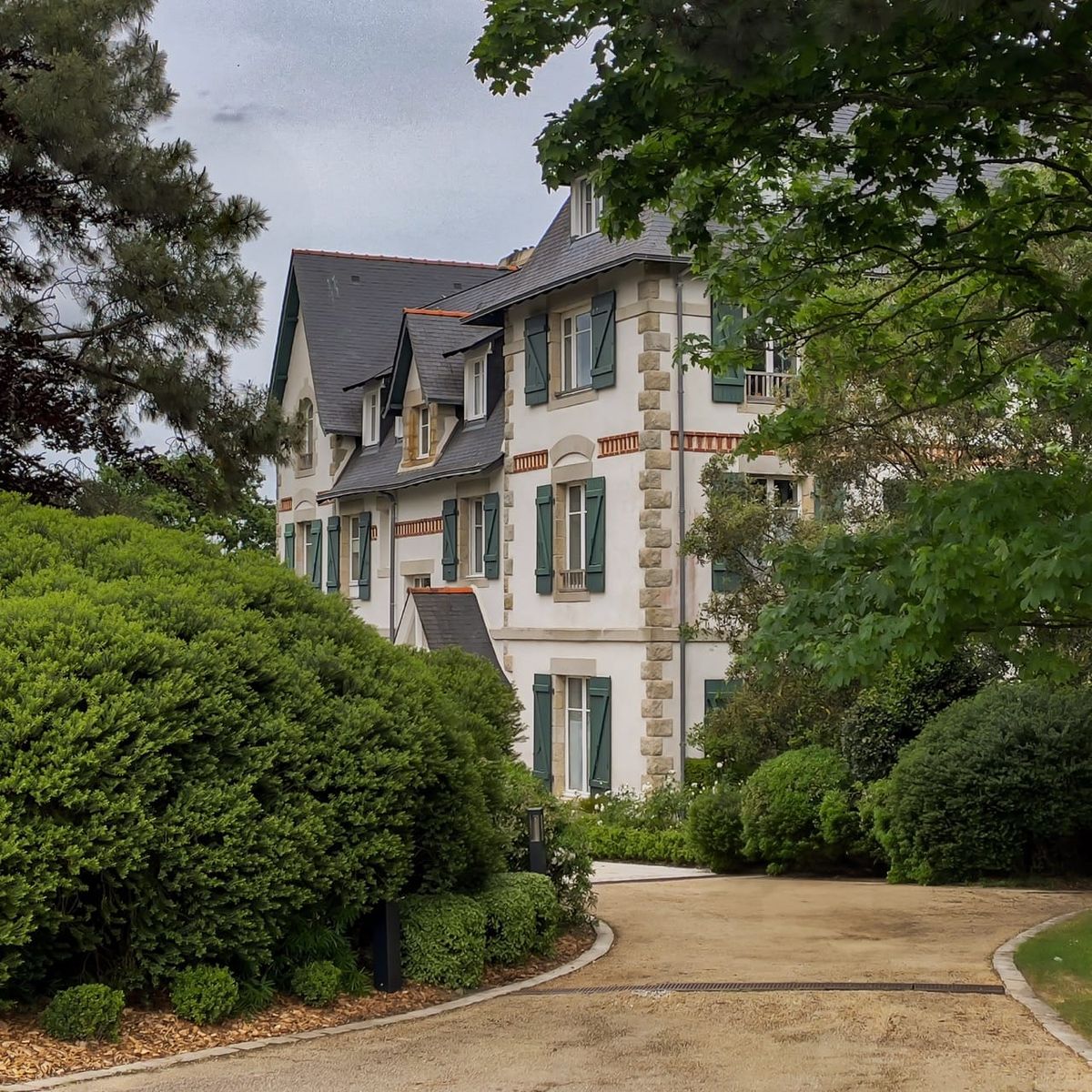Villa du 19e siècle à Sainte-Marine, architecture bourgeoise bretonne avec volets verts et jardin paysager
