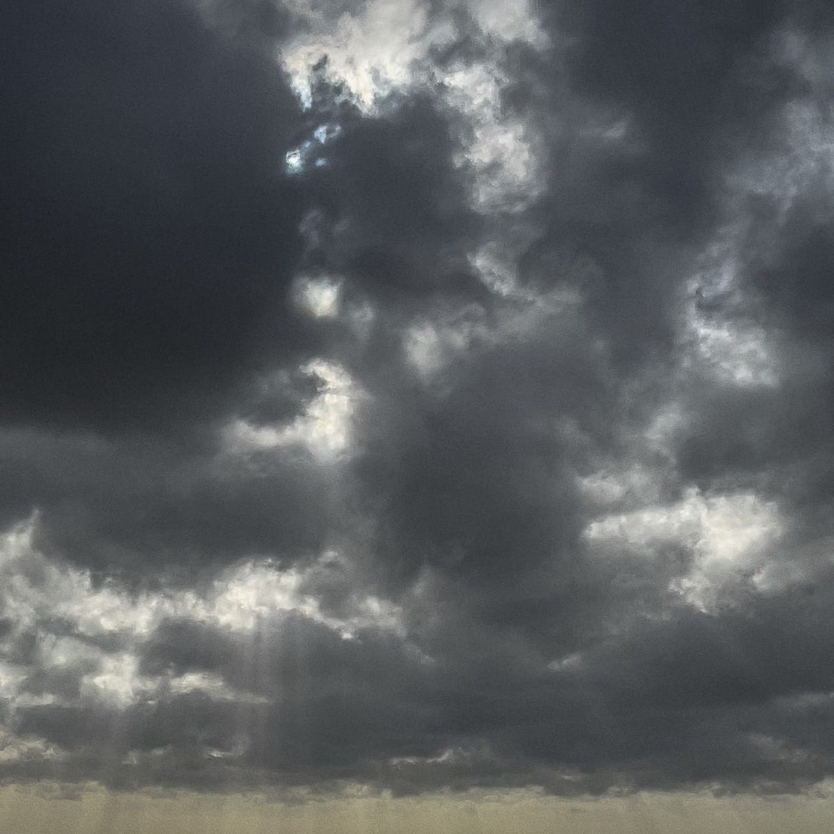Ce qui est venu, c'est le vent. En Finistère