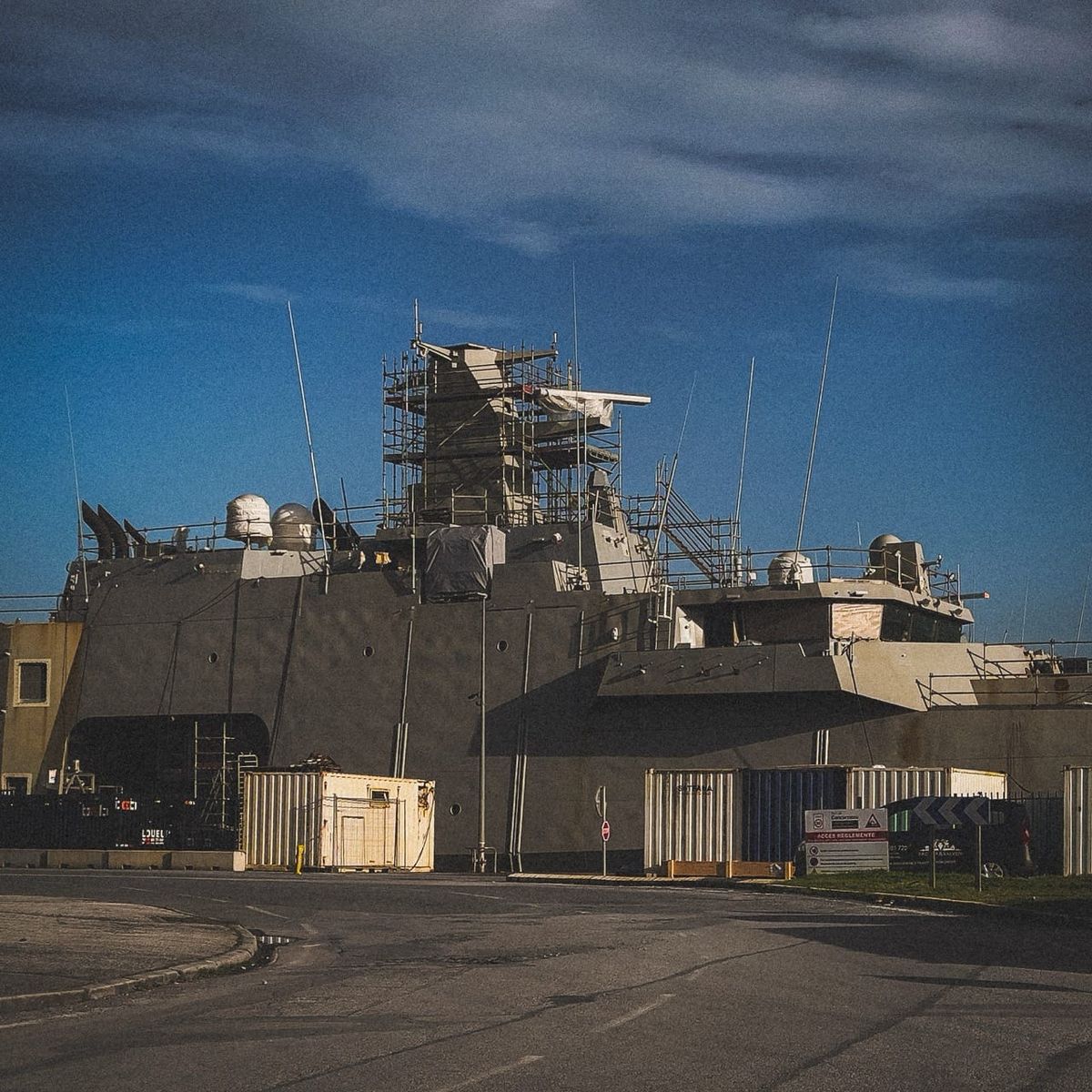 Navire en construction sous échafaudage aux chantiers Piriou dans le port de Concarneau, Finistère.