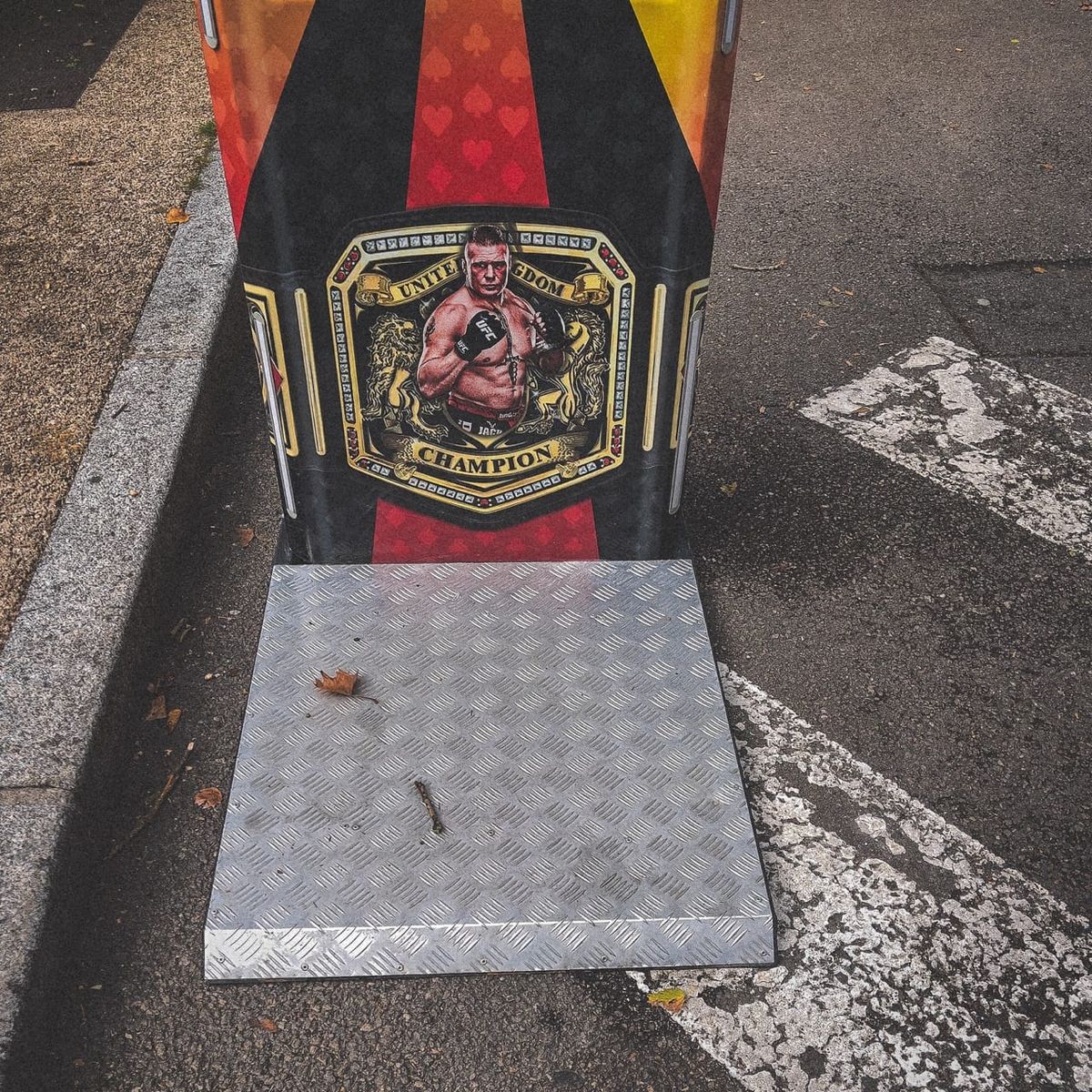 Punching-ball forain sur le parking de Penvillers à Quimper en février, feuille morte au sol