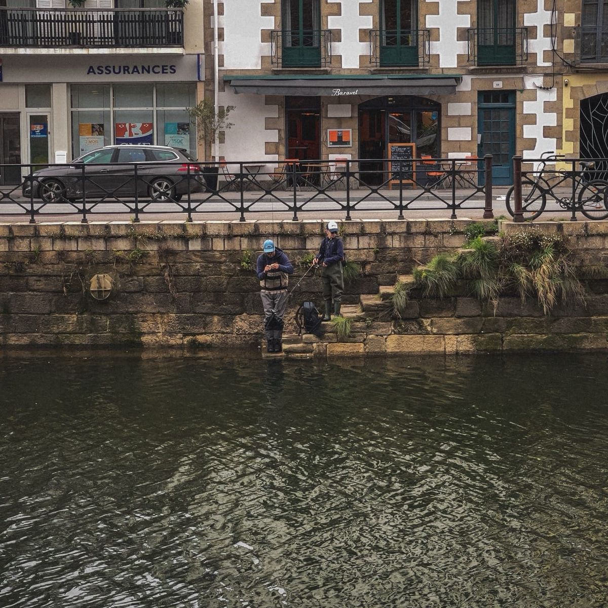 Deux pêcheurs dans l’Odet, au pied des quais du centre-ville de Quimper.