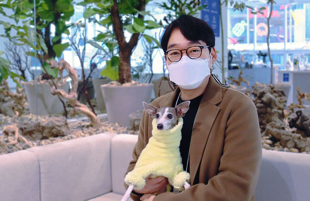 스파크펫 최두열 대표가 강아지를 안은 채 소파에 앉아 인터뷰에 응하고 있다.