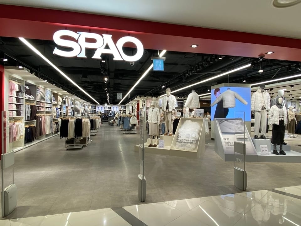 스파오 매장 이미지. 매장 바깥에서 간판과 내부가 보이도록 촬영했다.