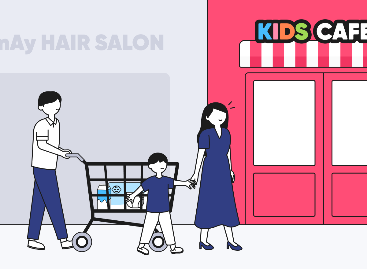 남색 옷을 입은 아이와 부모가 대형마트 내 키즈카페로 향하고 있다.