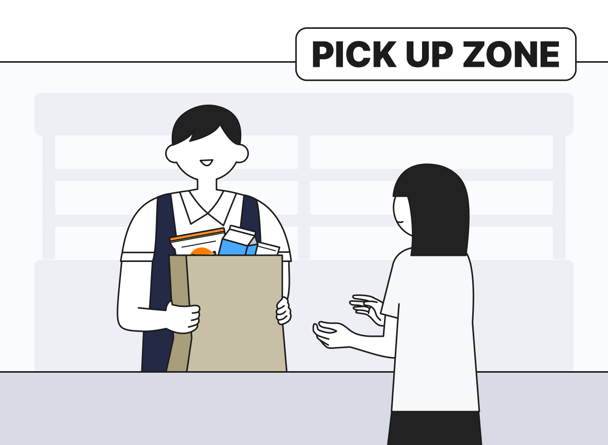 대형마트 내 픽업존에서 점원이 미리 준비해둔 물품을 손님에게 건네고 있다.